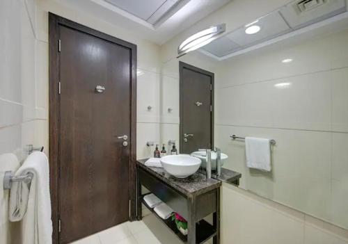 a bathroom with a sink and a large mirror at bnbmehomes - Designer 3B - Sea Views - Dubai Marina in Dubai