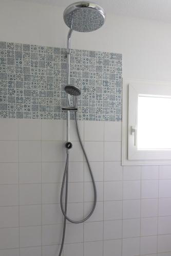 une douche avec pommeau de douche dans une salle de bain dans l'établissement FONTANES, à Niort