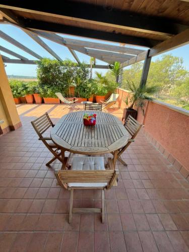 una mesa de picnic y sillas en un patio en Grazioso appartamento al mare, in prov. di Matera, en Marina di Pisticci