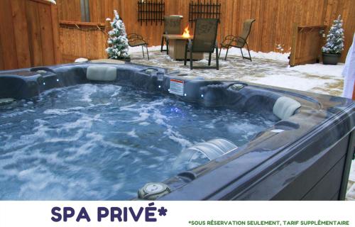 a japa plunge pool in a yard with snow on the ground at Auberge motel drakkar in Shawinigan