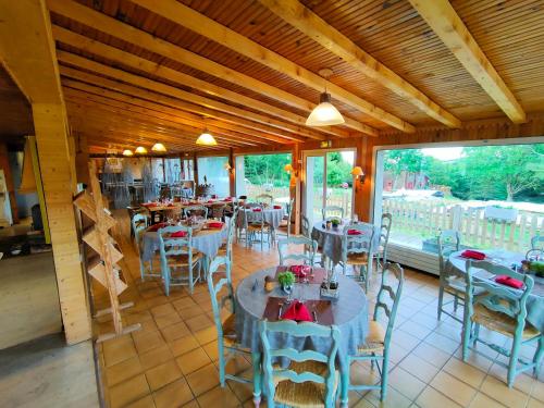 een restaurant met tafels en stoelen in een kamer bij Chalet du Mont Lozère in Cubières