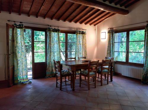 ガイオーレ・イン・キアンティにあるCasanova di Ricavoのダイニングルーム(木製テーブル、椅子付)