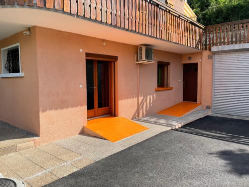 Photo de la galerie de l'établissement appartement avec Jacuzzi hammam sauna privatisé au rez de chaussée ds maison à Voglans à 2 kilomètres du lac du bourget en Savoie entre Chambéry et Aix les Bains cure thermale, à Voglans