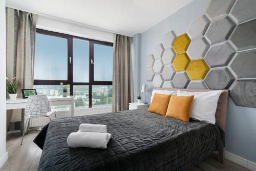 um quarto com uma cama grande e almofadas amarelas em EASY RENT Apartments - SKY em Lublin