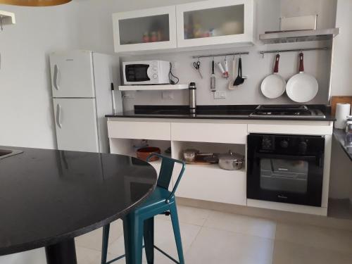 kuchnia z czarnym stołem i stołem oraz kuchenką w obiekcie Buenos Aires Centro w BuenosAires