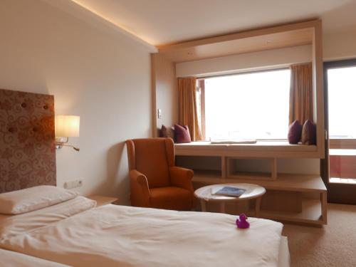 سرير أو أسرّة في غرفة في فندق ألبين - داس شبورت