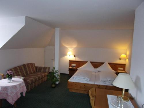 Cama ou camas em um quarto em Hotel Landgasthof Hacker