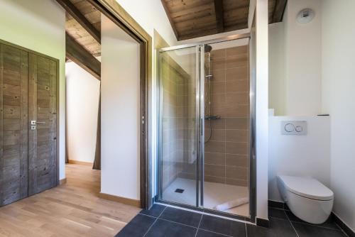 une salle de bain avec douche et toilettes dans l'établissement Chalet Jatoba Chamonix - by EMERALD STAY, à Chamonix-Mont-Blanc