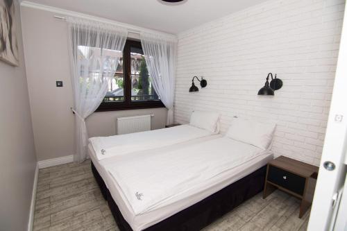 Postel nebo postele na pokoji v ubytování Szklarska Poręba Apartament MARILYN MONROE 301