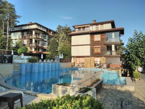 Private holiday flat by seaside - Santa Marina- Sozopol في سوزوبول: فندق فيه مسبح امام مبنى