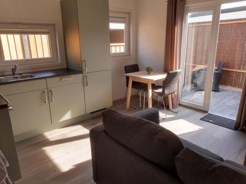 Posezení v ubytování Vakantiechalet Huisje onder de Toren