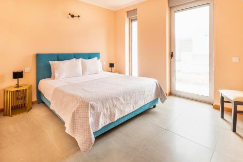 1 dormitorio con cama y ventana grande en Villas do Mar en Faja Grande