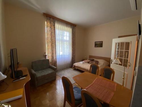 sala de estar con cama, mesa y sillas en VILA GOLF 22, en Rogaška Slatina