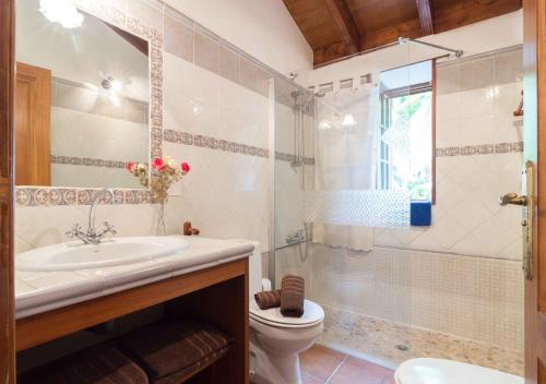Ένα μπάνιο στο Finca El Picacho Apartments in the countryside 2 Km from the beach