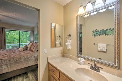 A bathroom at Hot Springs House with Spacious Deck and Grill!
