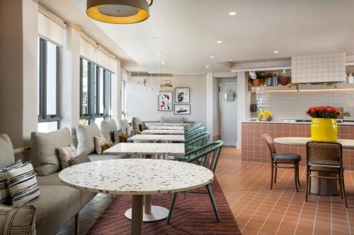 Home Suite Hotels Sea Point tesisinde bir restoran veya yemek mekanı