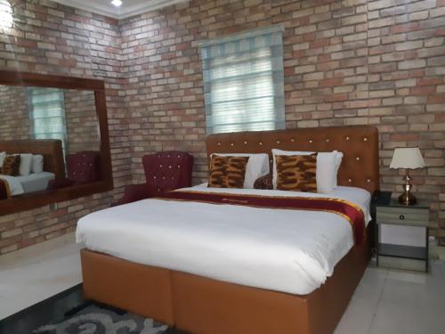 Una cama o camas en una habitación de Kristov's House