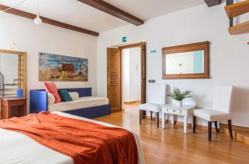 ein Schlafzimmer mit einem Bett und einem Sofa in der Unterkunft Torripa Group - Trastevere in Rom