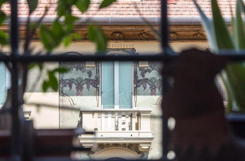 ローマにあるTorripa Group - Trastevereの窓のある建物の前に立つ者
