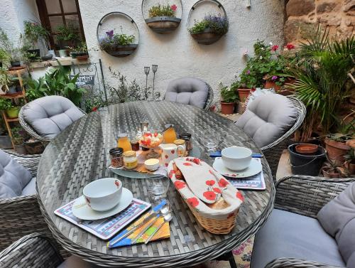 - une table avec un plateau de nourriture dans l'établissement Maison du Coquelicot, à Tourouzelle