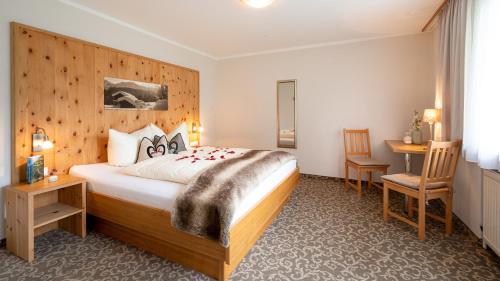 Un dormitorio con una cama, un escritorio y una silla. en St. Lukas Apartments, en See