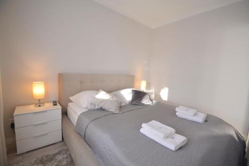 sypialnia z łóżkiem z dwoma ręcznikami w obiekcie Apartamenty Bryza - Monte Cassino 8-6 - Garage w Świnoujściu