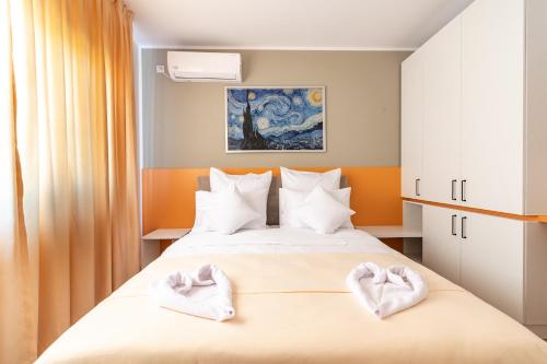 Llit o llits en una habitació de Sabri Apartments