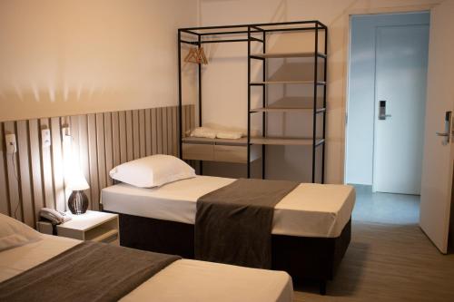 Tempat tidur dalam kamar di Hotel Jardim Sul