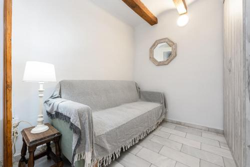 a living room with a couch and a mirror at Hauzify I Domus Tarragona in Tarragona