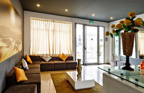 a living room with a couch and a table at Hotel Médano in Trujillo