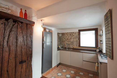 A kitchen or kitchenette at Upstairs - Skylight