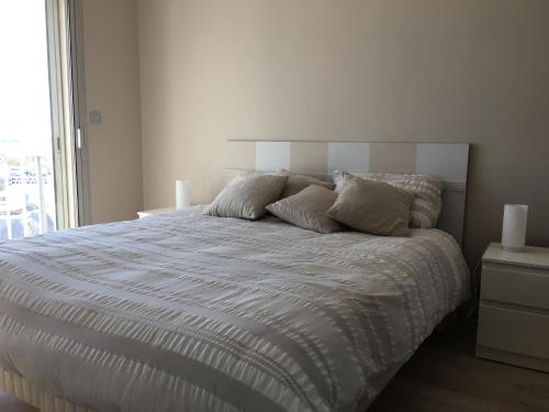 En eller flere senge i et værelse på Très bel appartement de 55 m2 face mer avec superbe vue sur la baie de la Baule