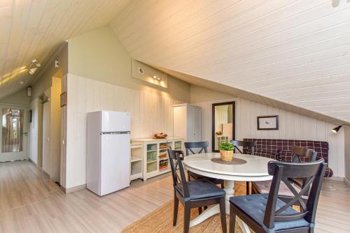 Dapur atau dapur kecil di SOLEMAR sunny 2 rooms apartment with lagoon view