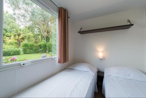 Łóżko lub łóżka w pokoju w obiekcie Royal Castel mobile home
