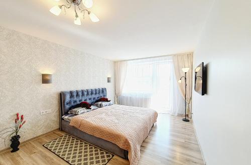 Cozy 3 bedroom apartament in town centre of Joniškis tesisinde bir odada yatak veya yataklar