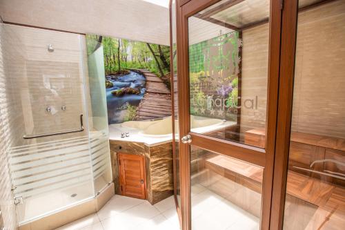 un baño con bañera y lavabo en La Kapital Hotel, en Ambato