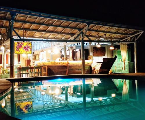 una grande piscina in una casa di Convento Arcádia ad Atins