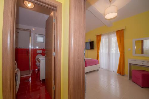 Apartments Biskupović في Muo: اطلالة غرفة مع غرفة نوم وحمام