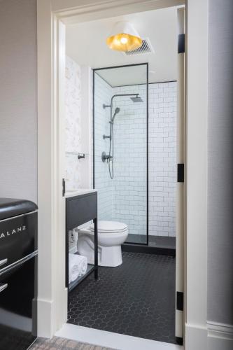 Ein Badezimmer in der Unterkunft Copley Square Hotel, a FOUND Hotel