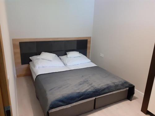 Posteľ alebo postele v izbe v ubytovaní APARTAMENT MIERZYN