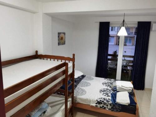 um quarto com 2 beliches e uma janela em Vera Apartments em Ohrid