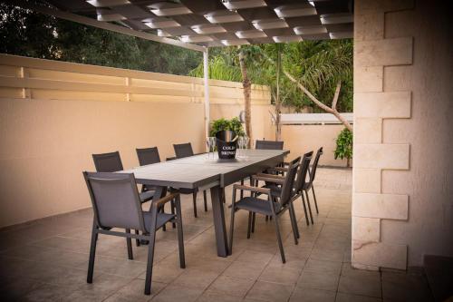 Patio nebo venkovní prostory v ubytování Villa Alba, Luxury 4 BDRM Villa with Heated Pool