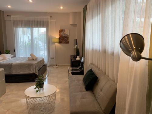 テッサロニキにあるAntony Luxury Suite in Thessalonikiのソファとベッドのあるリビングルーム
