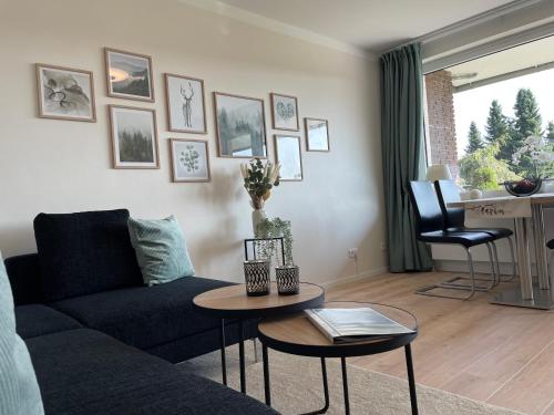 uma sala de estar com um sofá e uma mesa em Bergliebe em Hahnenklee-Bockswiese