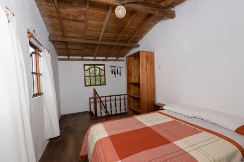 a bedroom with a bed and a wooden ceiling at Ideal y linda casita en San Cristóbal-Galápagos in San Cristobal