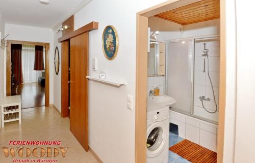 W łazience znajduje się umywalka i pralka. w obiekcie Ferienwohnung Woody w mieście Sankt Urban