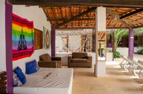 ein Schlafzimmer mit einem Bett und Stühlen in einem Zimmer in der Unterkunft Pousada MYM DUNAS in Jericoacoara