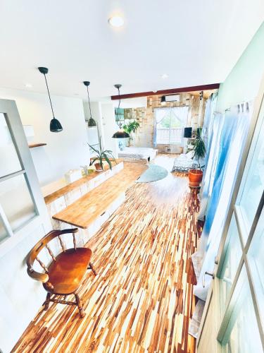 a living room with a wooden floor at insidey 海から歩いて10分 walk from the sea Tatadobeach Iritabeach 10min in Shimoda