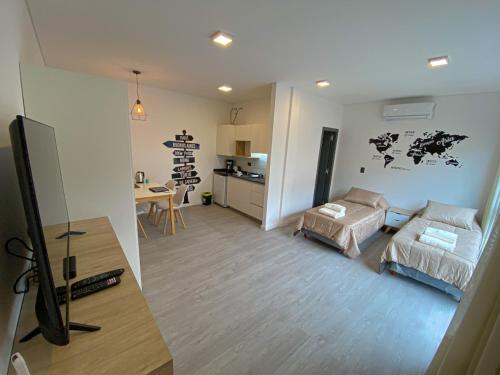 sala de estar con 2 camas y cocina en Luxury Apartments en Mendoza