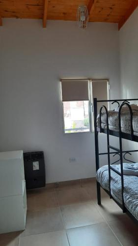 馬德琳港的住宿－ballena franca，客房设有两张双层床和一扇窗户。